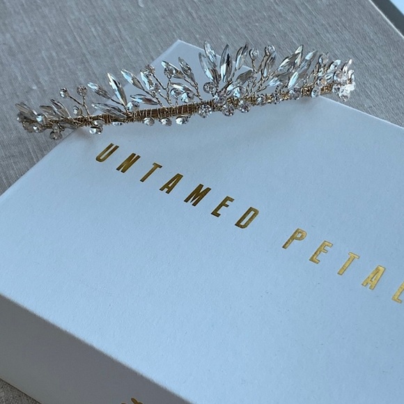 Untamed Petals wedding tiara - Picture 6 of 8